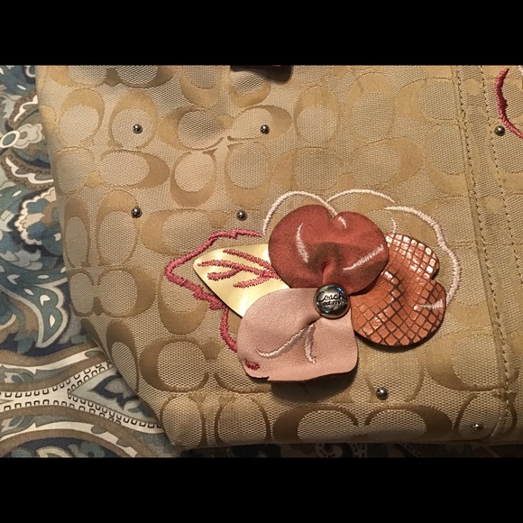 Beautiful Pink Coach Purse with Flower appl… - Picture 7 of 13